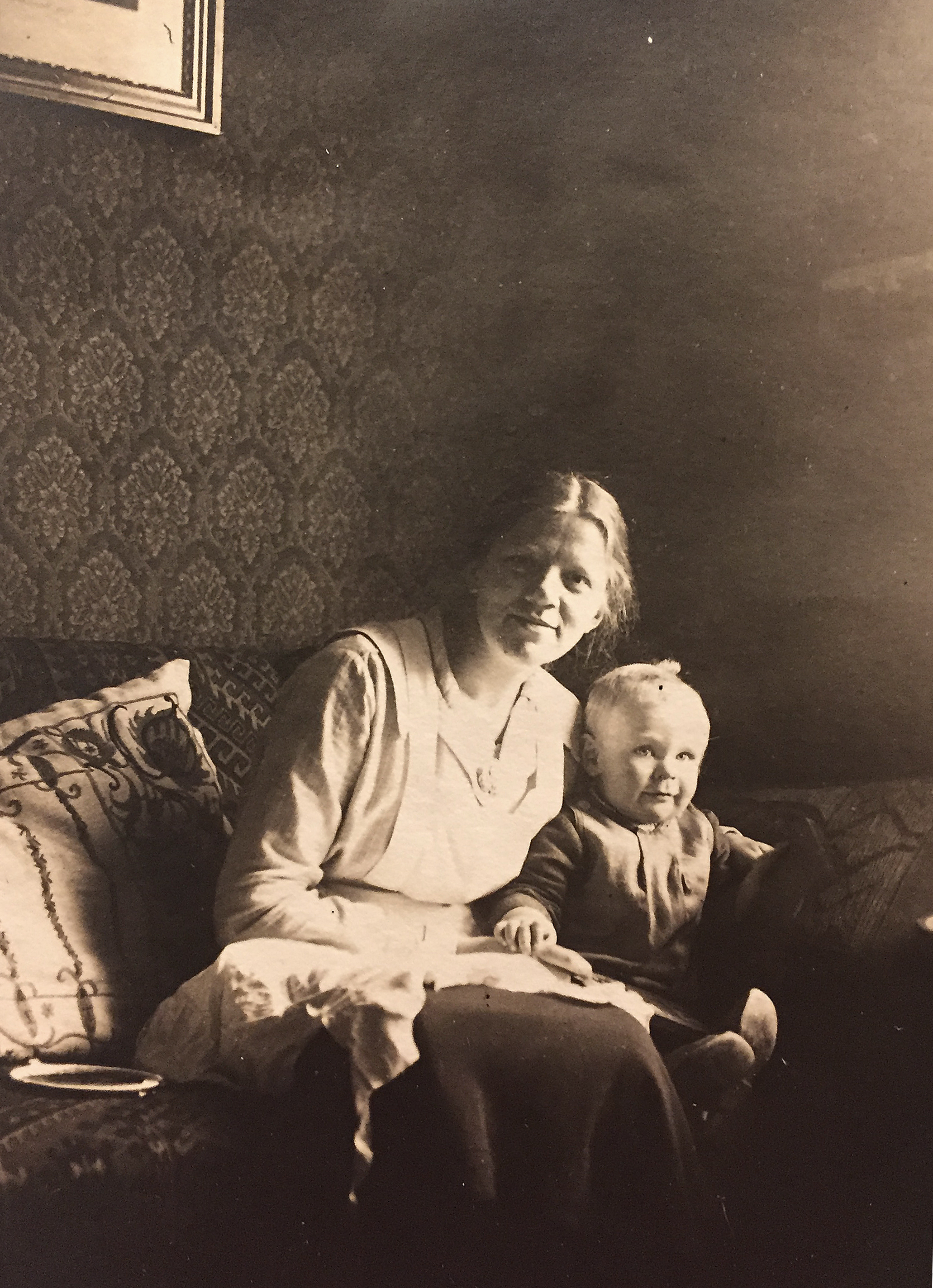 Ernst syster Anna på besök i Falun, brorsonen Carl-Anders sitter bredvid